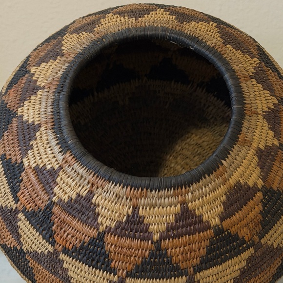 Handmade African Ukhamba Basket with Lid & Stand - Picture 7 of 10